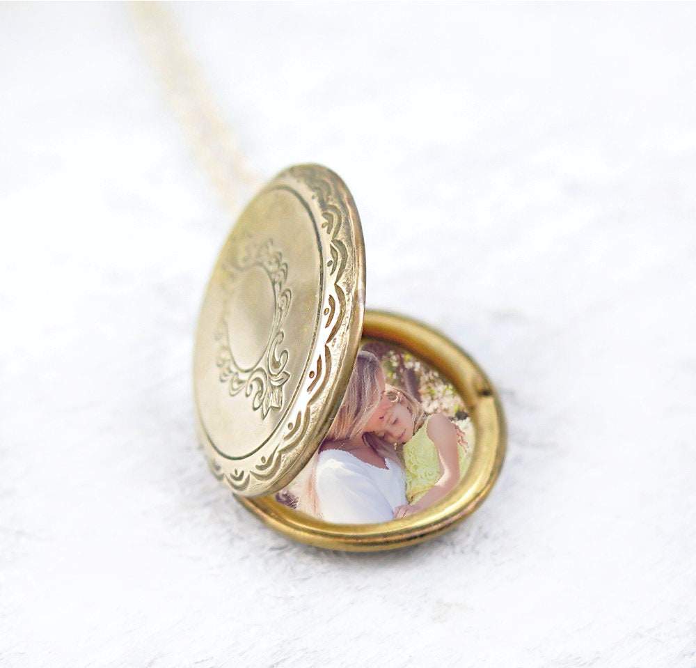 Classic Gold Oval Locket