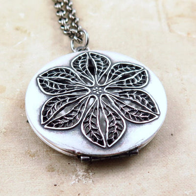 Vintage Silver Round Flower Locket